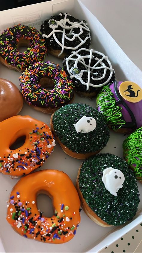 fall vibes, halloween vibes, fall snacks, halloween snacks, dessert, ghost donuts, black cat donuts, orange and black sprinkle donuts Halloween Donuts Recipes, Halloween Breakfast Aesthetic, Krispy Kreme Halloween, Halloween Sleepover Snacks, Halloween Mini Donuts Ideas, Halloween Doughnuts Ideas, Halloween Snacks Aesthetic, Halloween Donuts Ideas, Spooky Girls Night