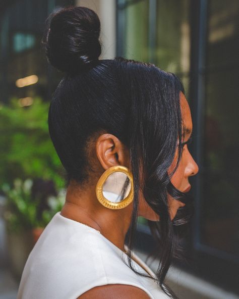 Hey Gurl!!…..❤️REEL STILLS!!❤️ Check out my last Reel ✨IT’S ALWAYS THE DETAILS… LASHES, NAILS, HAIR, EARRINGS, SHOES & OUTFIT!✨ Pics: @throughdemis_.lens Suit: @zara old Sandals: @zara recently Earrings: @paperpapayas #ootd Black Hair Bun, Bridesmaid Hair Inspo, Hair Expo, Outfit Pics, Black Hair Updo Hairstyles, Hair Earrings, Sleek Ponytail Hairstyles, Black Ponytail Hairstyles, Hair Flip