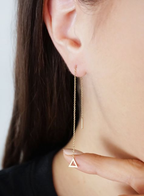 Jóias Body Chains, Gold Threader Earrings, Anting Manik, Gold Chain Earrings, Threader Earrings Gold, Long Chain Earrings, Gold Triangle, Solid Gold Earrings, Earrings Dainty