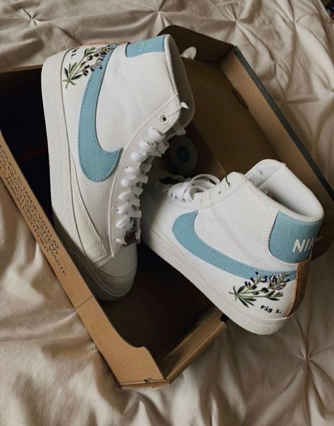 Basketball Shoes Nike, Nike Blazers, Custom Shoes Diy, Trendy Shoes Sneakers, Nike Shoes Girls, Awesome Shoes, All Nike Shoes, Fashion Goals, Cute Nike Shoes