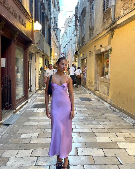 Violet Dress Outfit, Purple Dress Aesthetic, Purple Dress Outfits, Satin Dress Outfit, Summer 2024 Fashion Trends, Purple Satin Dress, Purple Summer Dress, Summer 2024 Fashion, Colorful Outfits