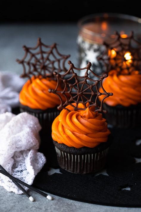 Halloween Cupcakes Aesthetic, Spooky Cupcake Ideas, Halloween Cupcake Aesthetic, Spider Web Desserts, Spiderweb Cupcakes, Spider Cupcakes Halloween, Spooky Cute Cupcakes, Halloween Cupcakes Spiderweb, Fun Halloween Desserts