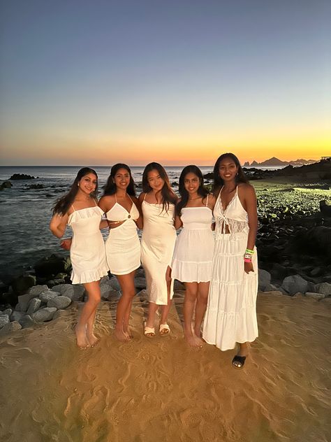 Cabo vacation outfits and group photo inspo with sunset in background posing ideas and summer dresses Beach Group Outfit, Beach Dress Photoshoot Friends, Cabo Vacation Outfits, Girls Group Photoshoots Beach, Thursday Dinner, Friend Group At Beach, Camp Fits, Beach Bday, Bali Outfit