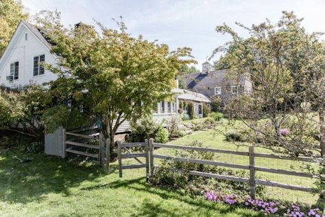 White Picket Fence Ideas, Picket Fence Ideas, New England Garden, New England Farmhouse, Fence Designs, Maine Cottage, Farmhouse Landscaping, White Picket Fence, Have Inspiration