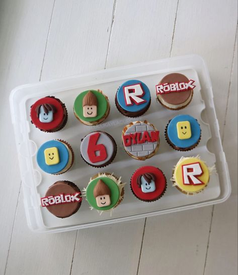 Roblox Treats Ideas, Roblox Birthday Cupcakes, Roblox Cakepops, Roblox Cupcake Ideas, Roblox Cake Pops, Roblox Sleepover, Roblox Cupcakes, Roblox Party Ideas, Roblox Cupcake