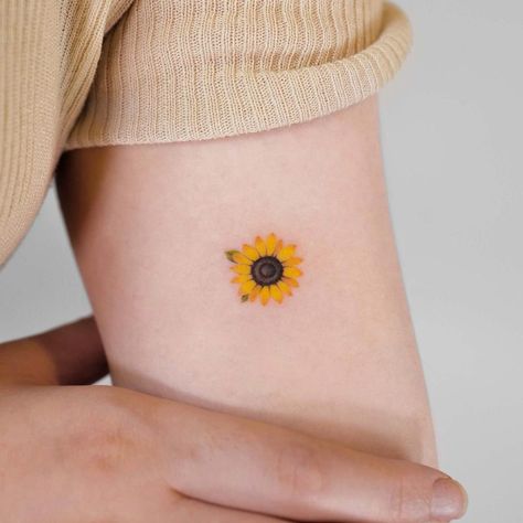 Sunflower Tattoo Minimalist, Minimalistic Sunflower Tattoo, Girasoles Tattoo, Sunflower Tattoo Simple, Round Tattoo, Flower Wrist Tattoos, Mom Tattoo Designs, Tattoo Minimalist, Bff Tattoos