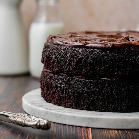 This Chocolate Ganache Cake is incredibly moist and rich, and it's super easy to make. It's filled and topped with a rich and decadent chocolate ganache. Super Rich Chocolate Cake, Dr Food, Chocolate Cake With Chocolate Ganache, Mini Chocolate Cake, Cake With Chocolate Ganache, Choc Cake, Chocolate Ganache Cake, Ganache Cake, Food Chocolate