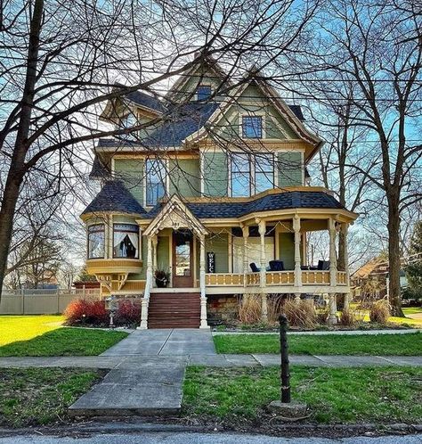 Green Victorian House, Victorian Farmhouse Exterior, Folk Victorian Farmhouse, 1800s House, Painted Lady House, Victorian House Colors, Green House Exterior, Victorian Homes Exterior, Victorian Era Homes