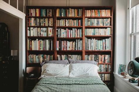 Decor inspiration for bookworms, including this beautiful bedroom which keeps books right in reach. Bookish Bedroom, Home Library Design Ideas, Creative Headboard, Bedroom Library, Lots Of Books, Library Bedroom, Bookshelves In Bedroom, Home Library Design, Bookshelves Diy