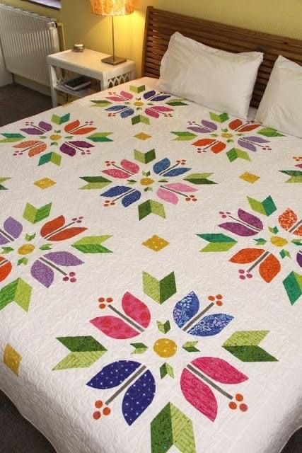 Draps Design, Bed Sheet Painting Design, Colchas Quilting, Bed Cover Design, Designer Bed Sheets, Flower Quilts, My King, Campbell Soup, Flower Quilt