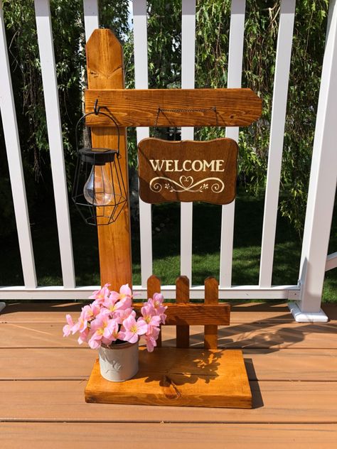 Pallet Wood Creations, Wood Pallet Decor Ideas, Things To Make Out Of Pallet Wood, Wood Working Ideas For Beginners, Outdoor Wood Decor, Small Pallet Projects, Mini Pallet Ideas, Easy Pallet Projects, Pallet Wood Projects