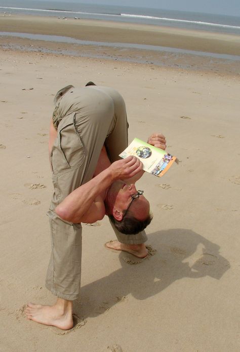 #Yoga Loved and pinned by www.downdogboutique.com Funny Yoga Pictures, Funny Yoga Poses, Book Pose, Yoga Reading, Yoga Man, Challenges Funny, The Bends, Yoga Men, Funny Yoga