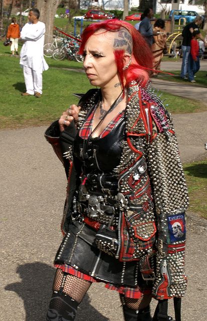 old punks rule Punk Rock Girls, Punk Subculture, Traditional Goth, 80s Punk, Punk Culture, Crust Punk, Girl Punk, Street Punk, Punk Hair