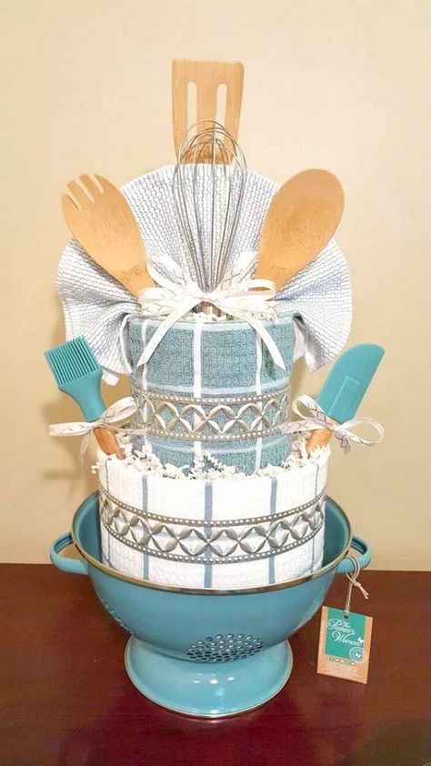 Kitchen Towel Cakes, Kitchen Gift Baskets, Homemade Gift Baskets, Pola Macrame, Towel Cake, Boyfriend Gift Basket, Towel Cakes, Raffle Baskets, Themed Gift Baskets