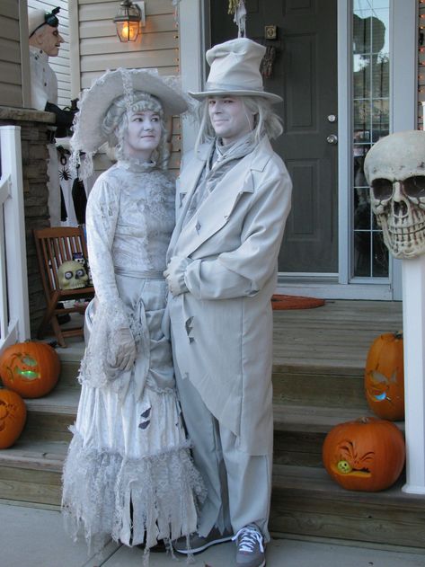 I thought all ghost costumes were lame. Then I saw what my cousins dressed up as this Halloween. - Imgur Dekorasi Halloween, Halloween Parejas, Halloween Party Decor Diy, Ghost Halloween Costume, Hallowen Ideas, Halloween Costumes For 3, Carte Halloween, Ghost Costume, Hallowen Costume