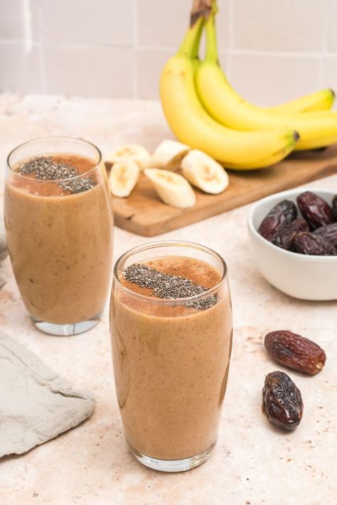 Whip up this healthier salted caramel smoothie when you are in the need of a sweet treat or a bit of a pick-me-up in the afternoon. Loaded with all good things including bananas, dates, peanut butter, cinnamon, and chia seeds, this is one smoothie that will be on repeat in your house. Date Peanut Butter Smoothie, Peanut Butter Date Smoothie, Dates Smoothie, Date Smoothie Recipes, Dates Peanut Butter, Salted Caramel Smoothie, Mango Avocado Smoothie, Smoothie Combos, Cashew Smoothie