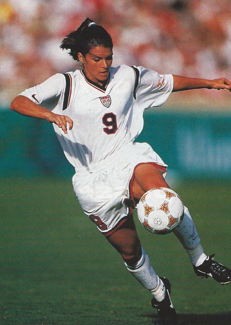 Mia Hamm largely considered the best female soccer player in history. Women In Football, 90s Soccer Aesthetic, Retro Soccer, Vintage Soccer Aesthetic, Womens Soccer Aesthetic, Mia Hamm, Female Football Player, Soccer Photography, Soccer Art