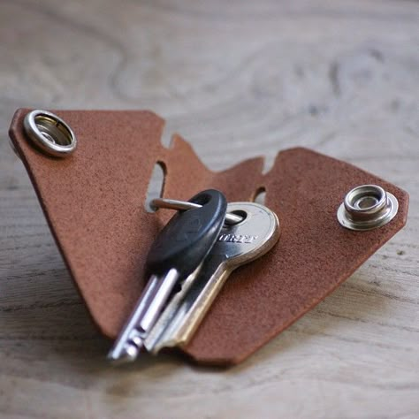 Small Leather Accessories, Diy Leather Projects, Leather Wallet Pattern, Leather Key Holder, Leather Anniversary, Leather Key Case, Leather Diy Crafts, Leather Workshop, Key Wallet