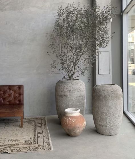 Big Vases Decor Living Room, Estilo Japandi, Vasos Vintage, Wabi Sabi Interior, Big Vases, Modern Rustic Homes, Branch Decor, Minimalist Interior Design, Decor Home Living Room