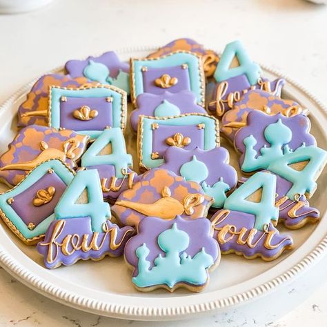 Aladdin Cake Pops, Aladdin Cookies, Jasmine Cookies, Princess Jasmine Cake, Jasmine Cake, Aladdin Cake, Aladdin Birthday Party, Aladdin Party, Jasmine Party