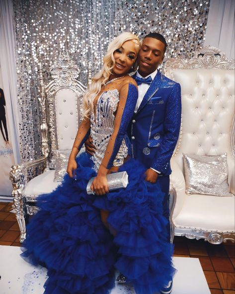 Cute Prom Outfits, Cute Prom Ideas, Prom Ideas Black Couples, Prom Couples Black People, Royal Blue Prom Couple, Prom Colors For Couples, Black Couple Prom, Prom Color Ideas, Hood Prom