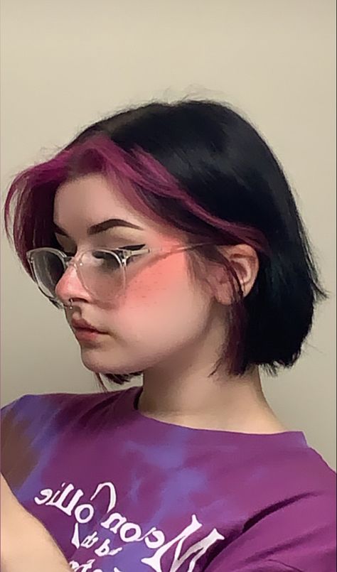 Short Black Hair With Color Underneath, Short Hair With Dyed Bangs, Violet Hair With Money Piece, Short Hair With Pink Ends, Short Pink Hair Women, Short Bob Dyed Hair, Short Hair With Pink Underneath, Dyed Hair For Brunettes Short, Black And Pink Money Piece