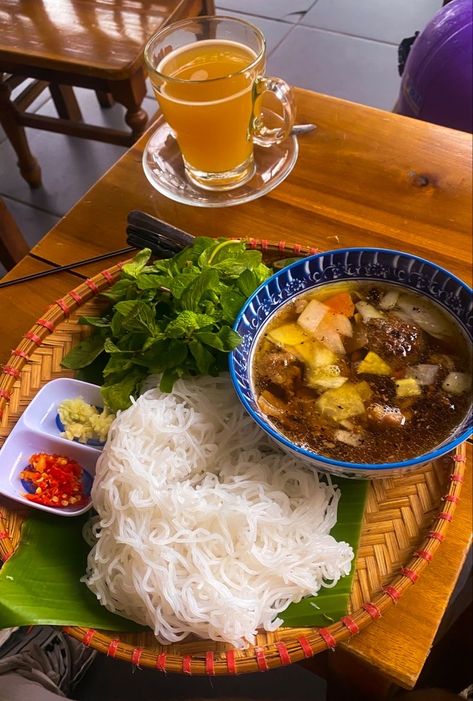 Bun Cha Ha Noi Recipe, Vietnamese Food Aestathic, Hanoi Street Food, Ha Noi Vietnam, Vietnam Food Photography, Hanoi Food, Vietnam Restaurant, Must Try Food, Vietnam Street Food