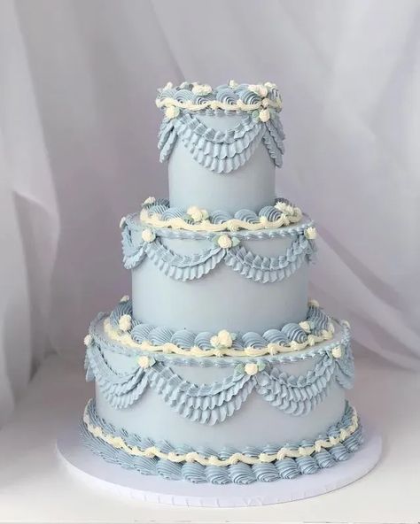 Bolo Vintage, Quince Cake, Blue Birthday Cakes, Vintage Birthday Cakes, Quinceanera Cakes, Buttercream Wedding Cake, Cake Decorating Ideas, Wedding Cakes Blue, Gateaux Cake