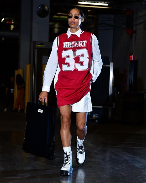 hoop jerseys aren’t easy to style, but i’m kinda messing with the ladies are layering ‘em with a collared shirt. Jerseys Outfit, Sports Jersey Outfit, Basketball Jersey Outfit, Kobe Bryant Shirt, Skylar Diggins, Baggy Fashion, Basketball Clothes, Jersey Outfit, Fire Fits