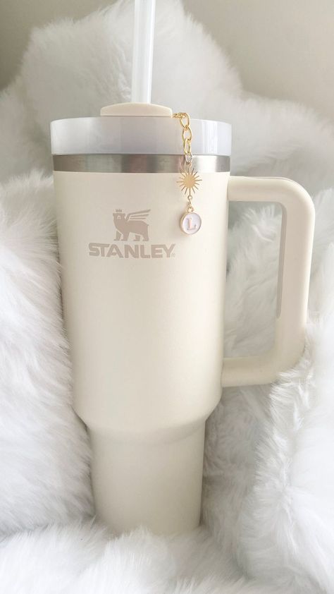 with Lid and Straw for Water, Iced Tea or Coffee, Smoothie and More Cream Stanley, Simple Modern Tumbler, Copo Stanley, Boba Recipe, Valentines Day Baskets, Trendy Water Bottles, Engraved Tumblers, Stanley Cups, Nurses Week Gifts