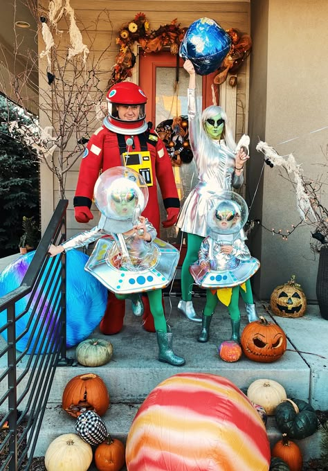 Family Halloween costume ufos and aliens Astronaut Halloween Family Costume, Space Alien Family Costume, Alien Group Halloween Costumes, Martian And Astronaut Costume, Alien Aesthetic Outfit Halloween, Alien Family Costume Ideas, Outerspace Costume Ideas, Aliens And Astronauts Costume, Space Group Costume