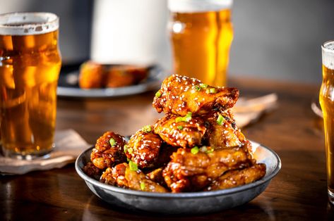 16 Best Snacks To Have With Beer - The Beer Exchange Beer Appetizers Pairing, Beer Pairings Snacks, Appetizers For Beer Tasting, Beer Appetizers, Beer Olympics, Beer Nuts, Beer Snacks, The Best Snacks, Garlic Chicken Wings