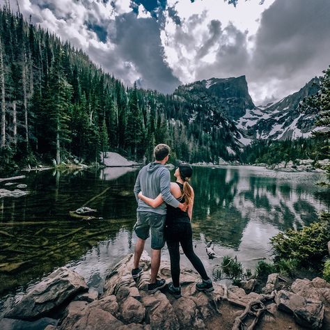 First-Timer's Guide to Hiking Emerald Lake Trail - wherever.someday Emerald Lake Rocky Mountain National Park, Mountain Date Ideas, Family Hiking Photography, Mountain Hiking Aesthetic Couple, Colorado Fashion Summer, Couple Hiking Pictures, Hiking Couple Pictures, Hiking Honeymoon, Couple Hiking Aesthetic