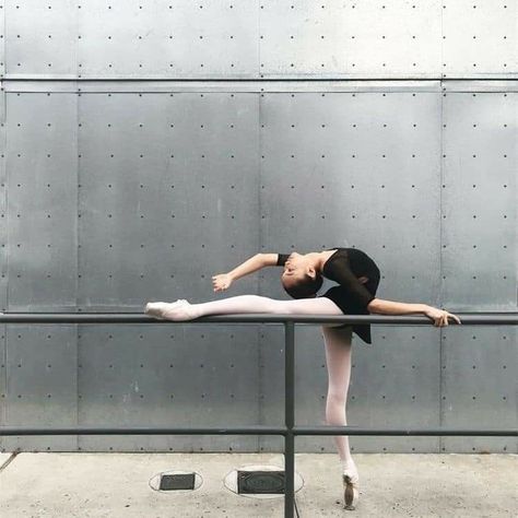 Ballet Pictures, Ballet Beauty, Dance Photography Poses, Ballet Poses, Ballet Inspiration, Ballet Photos, Dancing Aesthetic, Classical Ballet, Ballet Photography