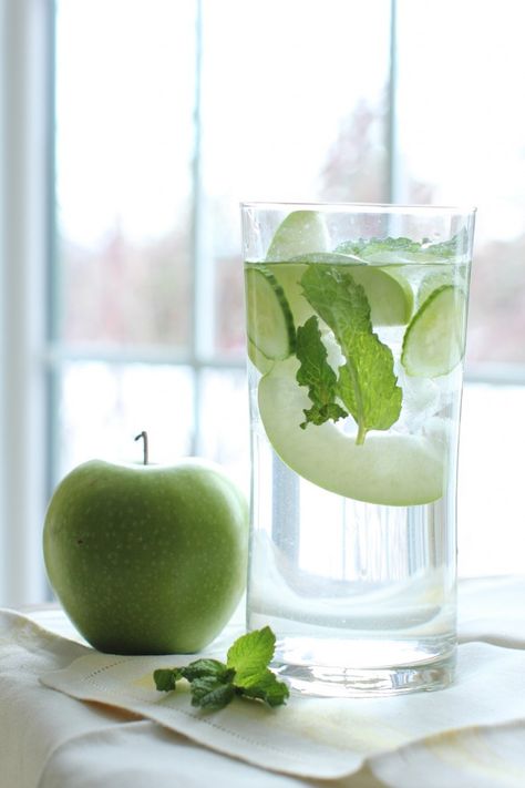 dieter's wonder water with apple, cucumber & mint Cucumber Detox Water, Diy Detox, Detox Waters, Mint Water, Homemade Detox, Cucumber Water, Infused Water Recipes, Easy Detox, Detox Water Recipes