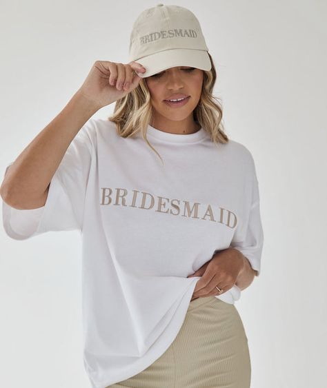 Bridesmaids Tshirts, Outfit Bridesmaid, Bridesmaid Tshirts, Hen Party Outfits, Fiesta Shirt, Bridesmaid Duties, Bride Sweatshirt, Bridesmaid Shirts, Bridal Party Shirts