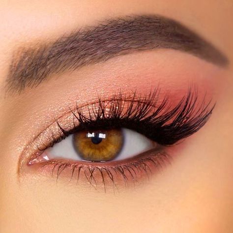 Simple Eyeshadow For Beginners, Red Natural Eyeshadow, Soft Peach Eye Makeup, Red Eyeshadow For Brown Eyes, Dusty Pink Eyeshadow Looks, Cute Simple Red Eye Makeup, Make Up Looks Eyeshadow, Subtle Sparkle Eye Makeup, Easy Cute Eyeshadow Looks