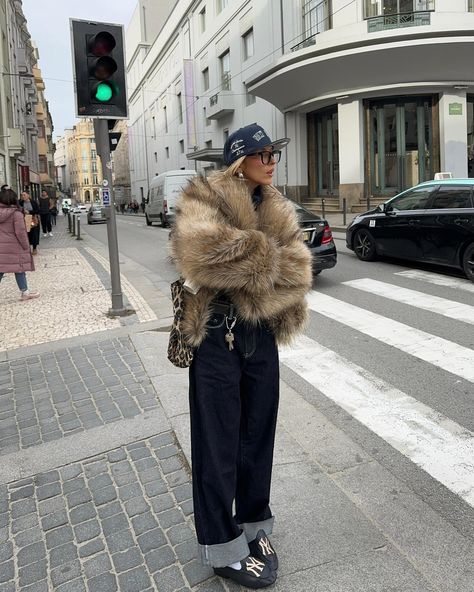 Instagram Faux Fur Coat Street Style, Fur Coat Street Style, Outdoor Concert Outfit, Faux Fur Coats Outfit, Fur Jacket Outfit, Instagram Content Creator, Fur Outfit, Fur Coat Outfit, Fluffy Jacket