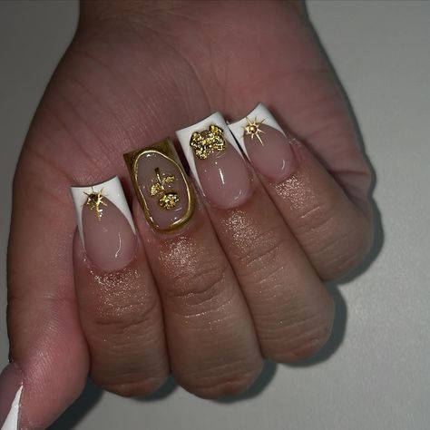 gold shorties ⭐️✨ . . #goldnails #longnails #almondnails #bombnails #cutenails #nails #nailstyle #squarenails #pinkfrenchnails #nailinspo #hellokittynails #valentinobeautypure #lanails #nailtech #nailart #whitenails #ombrenails #airbrushnails #glitternails #pinknails #chromenails Gold Nails Short Square, Moms Nails, Cutesy Nails, 25th Bday, Pink French Nails, Girly Acrylic, La Nails, Airbrush Nails, Short Square Nails