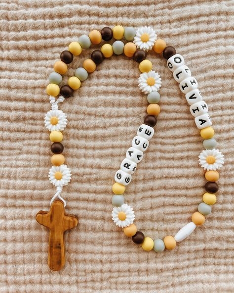 SO. CUTE! 🌻💛 This is just one of our many options for our custom silicone baby rosaries!! You can find all our options at abundantlyyours.org for just comment "BABY" 😁😁 Catholic Relationship, Make A Rosary, Diy Rosary, Ac Ideas, Catholic Decor, Catholic Jewelry, Rosary Catholic, Silicone Babies, Catholic Church