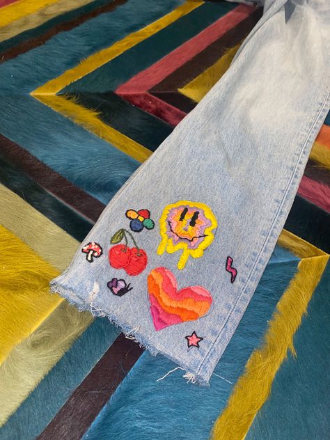 Trippy Embroidery, Groovy Embroidery, 70s Crafts, 70s Embroidery, Funky Embroidery, Smiley Embroidery, Neon Embroidery, Y2k Embroidery, Jeans Crafts