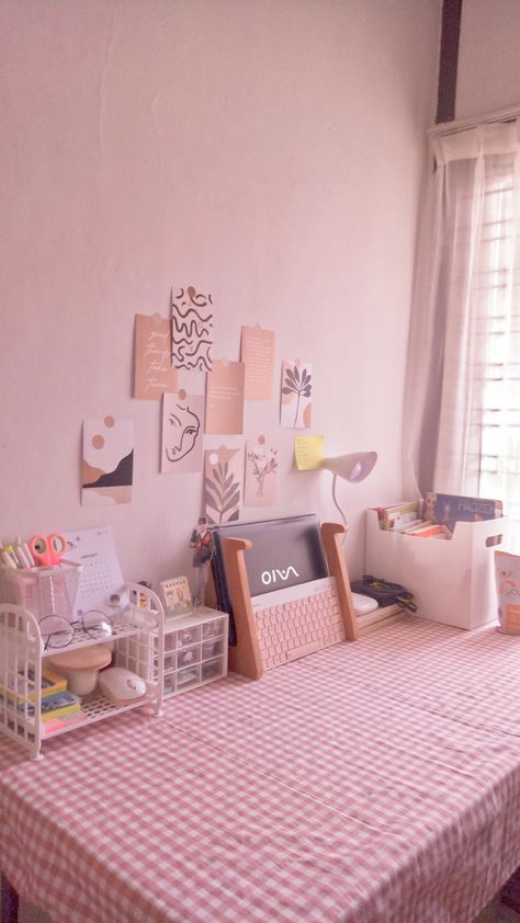 Simple Pink Desk Setup, Simple Study Desk Decor, Pink Vibes Aesthetic, Desk Flatlay, Simple Study Desk, Desk Board, Desk Pink, Desk Aesthetic, Study Desk Decor