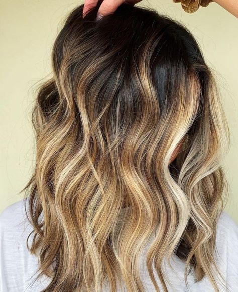 Dark Roots Blonde Hair Balayage, Honey Blonde Hair Color Ideas, Warm Blonde Hair, Blonde Hair With Roots, Honey Blond, Honey Blonde Hair Color, Neutral Blonde, Honey Brown Hair, Blonde With Dark Roots