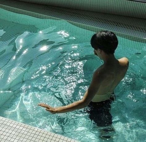 Boys Swimming Aesthetic, Facebook L, Pool Boy, Boy Aesthetic, Ulzzang Couple, Aesthetic Boy, Korean Aesthetic, Boys Swim