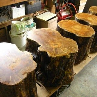 Log Furniture Diy, Log Wood Projects, Log End Tables, Cabin Projects, Cedar Wood Projects, Zeroscaping Backyard, Log Chairs, Wood Log Crafts, Log Projects