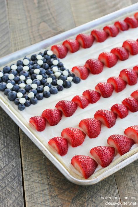 American Flag Fruit Pizza that is perfect for the season! It not only tastes good it looks amazing! Click for recipe Fourth Of July Fruit, Flag Fruit Pizza, Meaningful Eats, Pizza Sugar Cookie, Fruit Pizza Sugar Cookie, Fruit Pizza Recipe, Festive Desserts, Fruit Pizza, Gluten Free Pizza