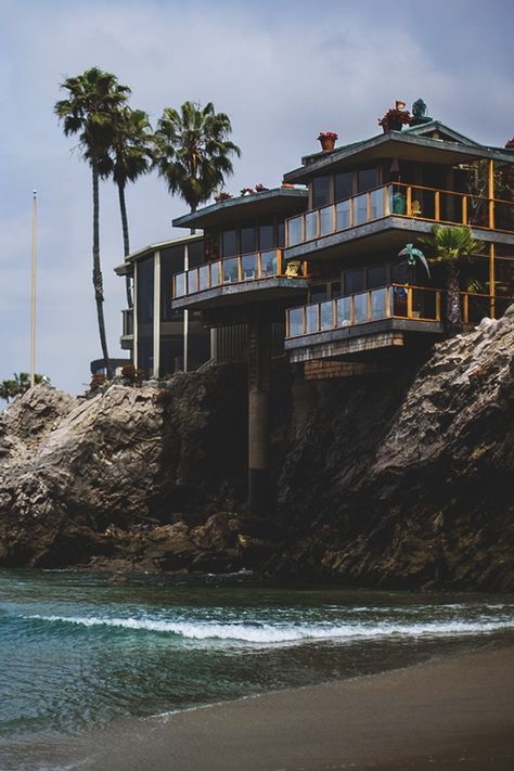 Modern cliffside house with beach House On The Beach, Villa Architecture, House Goals, Amazing Architecture, Honolulu, My Dream Home, Future House, Modern Architecture, Architecture House