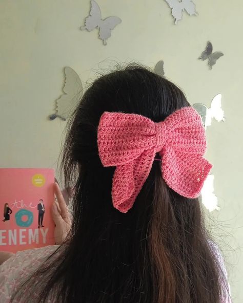 Things To Crochet For School, Crochet For School, Crochet Hair Bows, Crochet Sweater Design, Crochet Store, Fingerless Gloves Crochet Pattern, Diy Hair Accessories Ribbon, Crochet Fairy, Mode Crochet