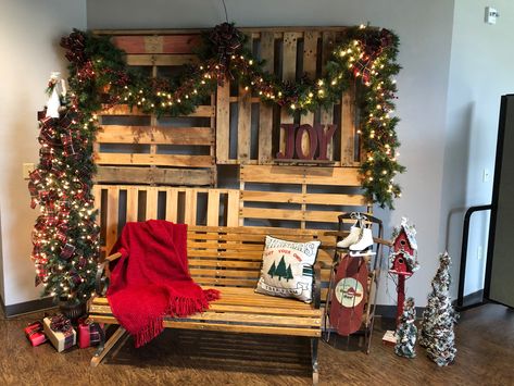 Pallet Christmas Photo Backdrop, Christmas Background Ideas For Pictures, Rustic Winter Photo Backdrop, Backdrops For Santa Pictures, Photo Booth Ideas For Christmas, Christmas Wood Backdrop Ideas, Pallet Christmas Backdrop, Christmas Garland Photo Backdrop, Rustic Christmas Photo Backdrop