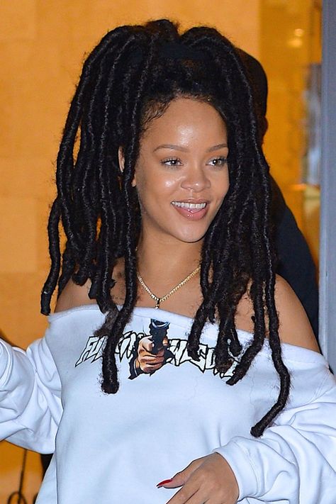 Rihanna has been showing off her new dreadlocks in New York. She Instagrammed a photo of her new hair and wrote the caption "buffalo $oldier". Rihanna's Hairstyles, Rihanna Faux Locs, Rihanna Dreads, Rihanna Dreadlocks, Faux Locs Bun, New Dreadlocks, Pink Pixie, Rihanna Hairstyles, Pixie Crop